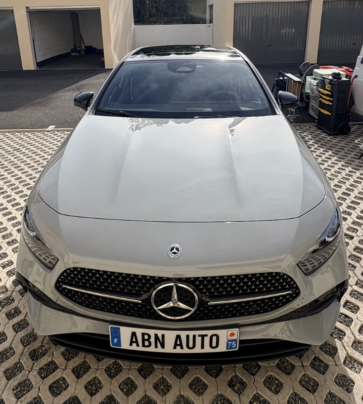 Mercedes Classe A gris alpin — face avant et capot brillants avec plaque Abn Auto