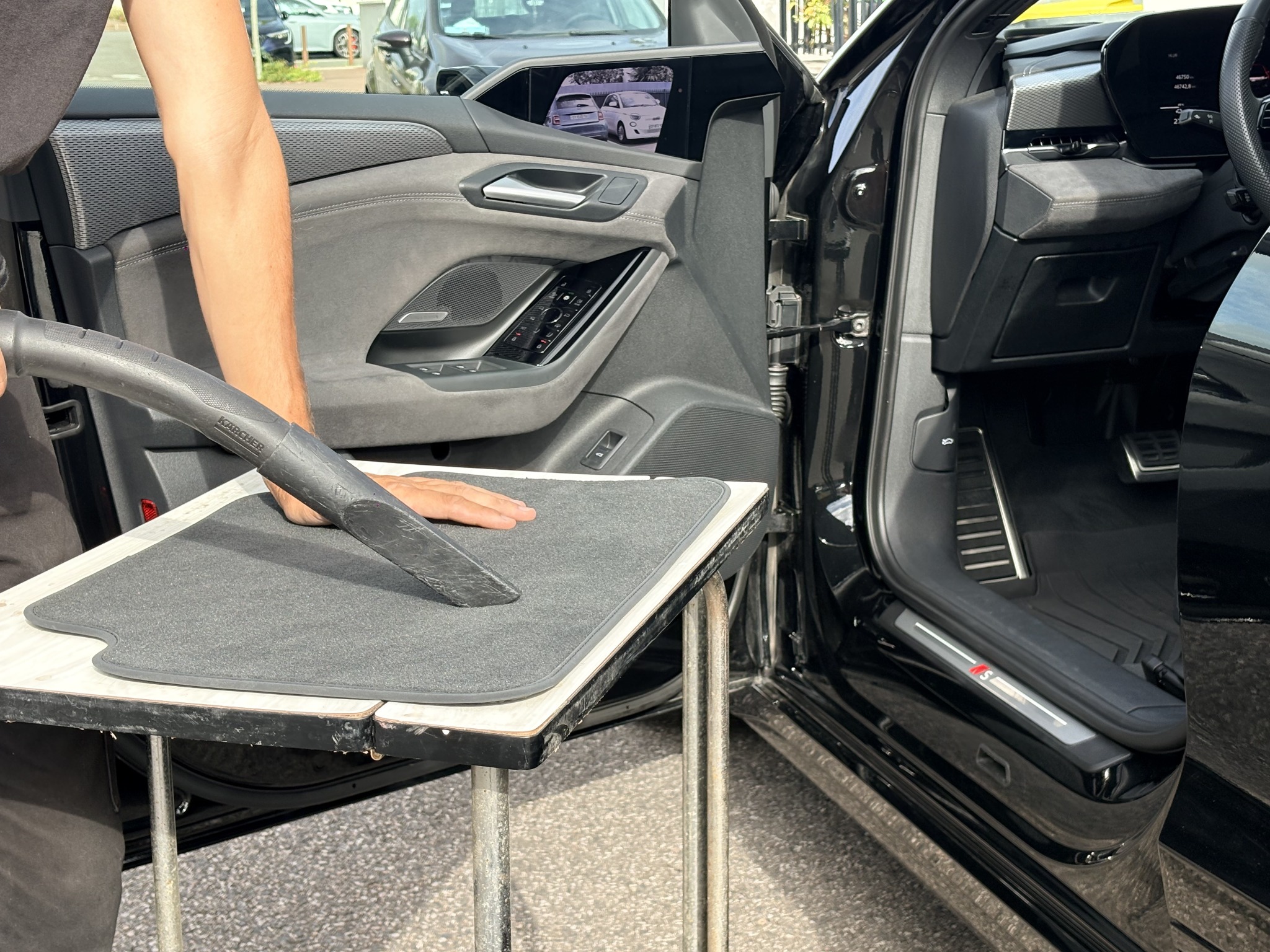 Seuil de porte et tapis en cours d'aspiration sur une Audi A6 e-tron
