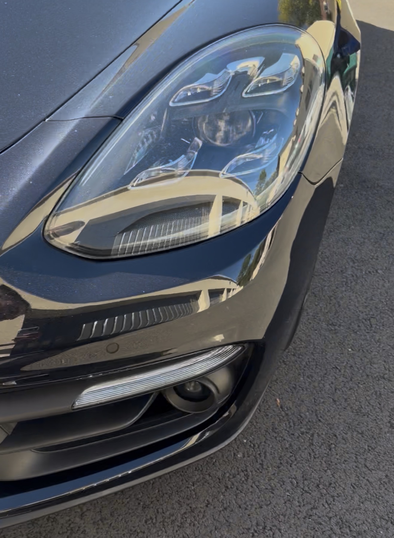 Optique avant de la Porsche Panamera 4S nettoyée en détail