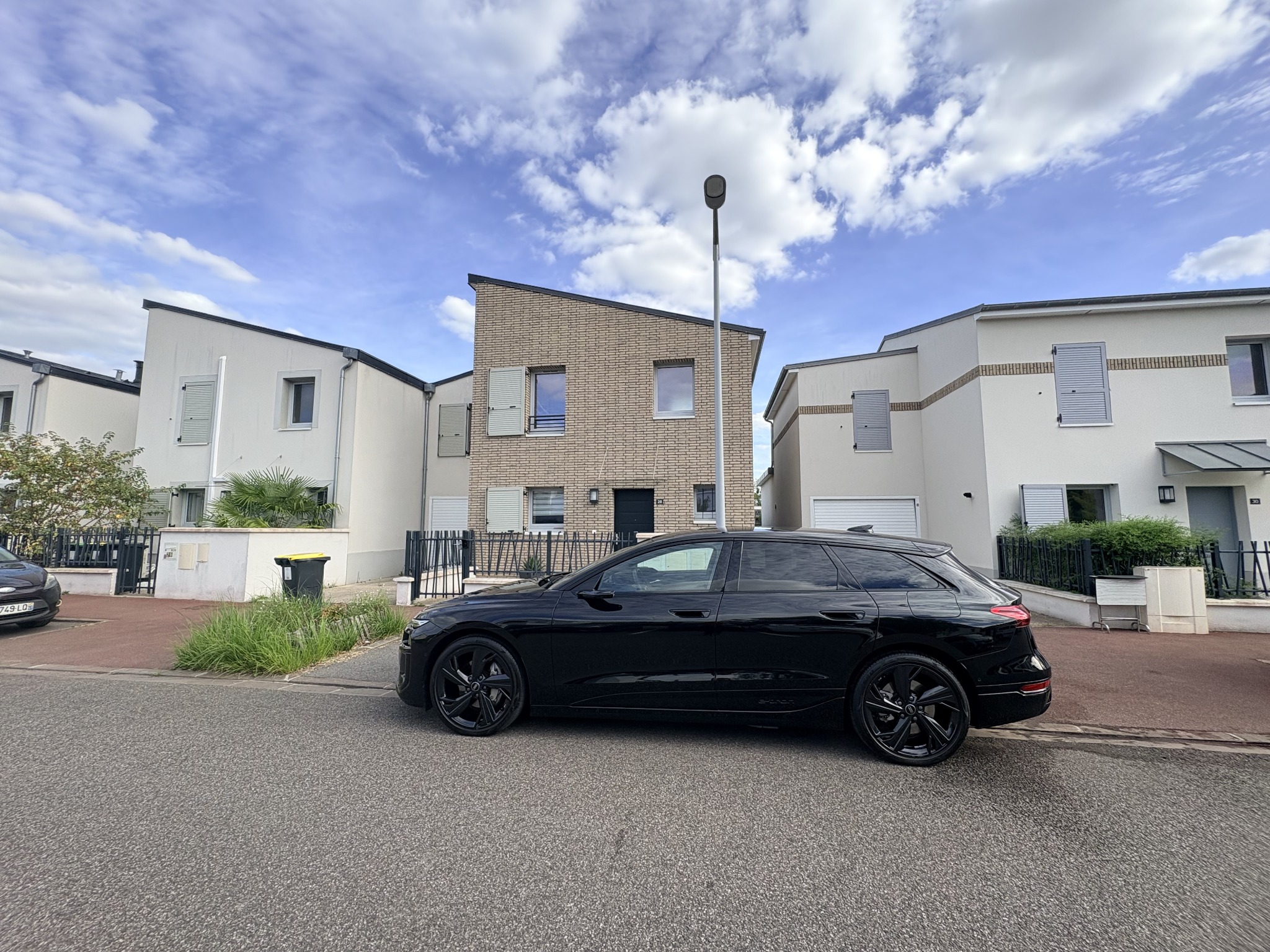 Audi A6 e-tron noire — profil après nettoyage, jantes et bas de caisse e-tron