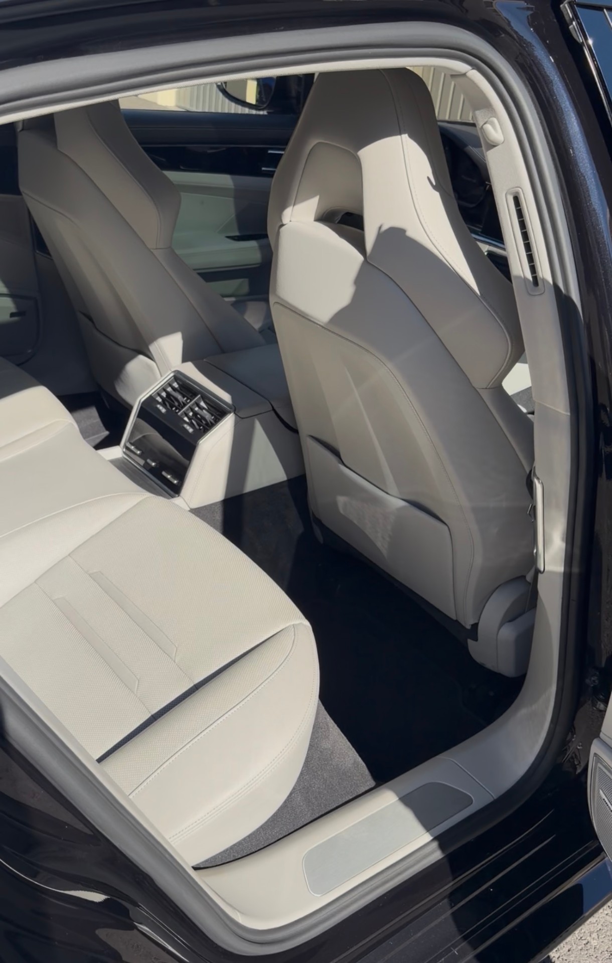 Sellerie arrière claire rénovée de la Porsche Panamera 4S
