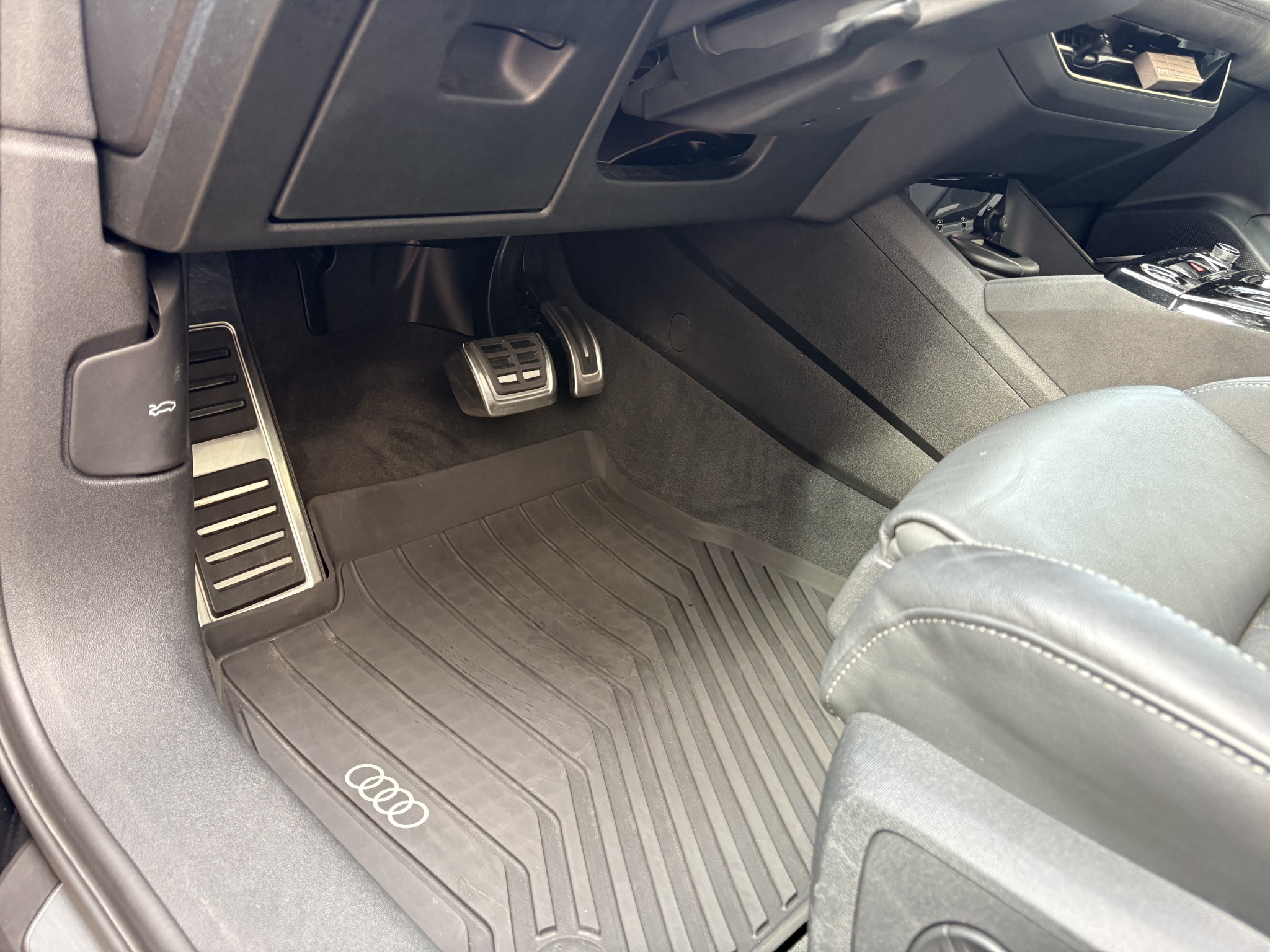 Tapis de sol et pédales d'une Audi A6 e-tron après aspiration