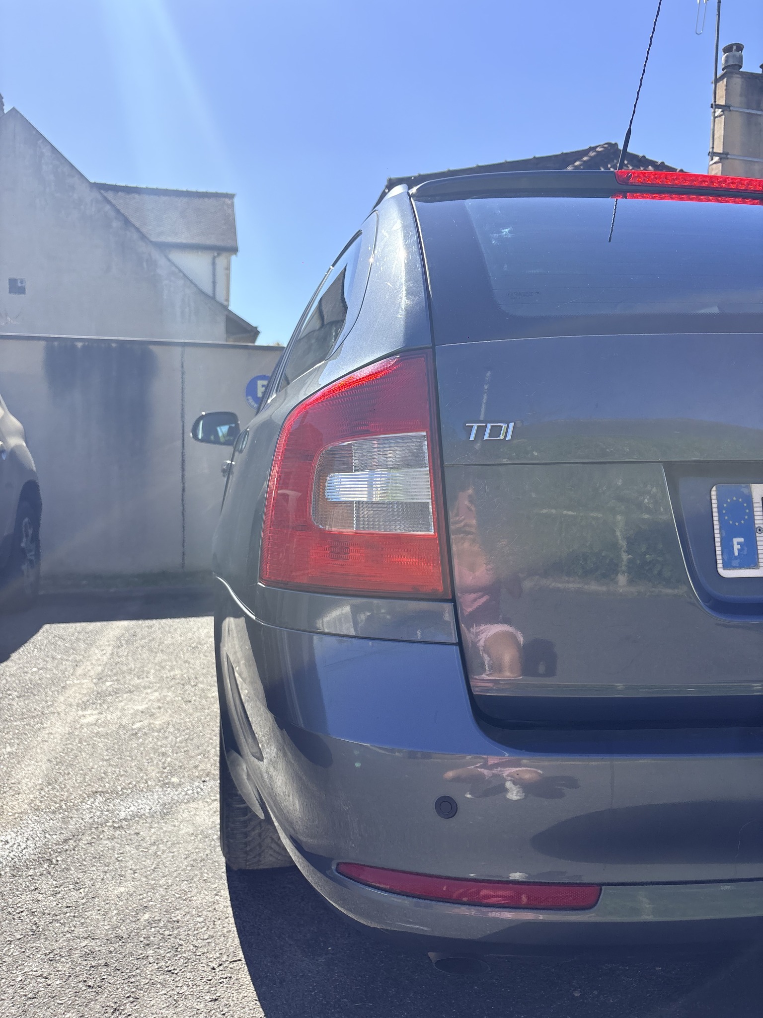 Coin arrière, feu et badge TDI d'une Škoda Octavia break propres