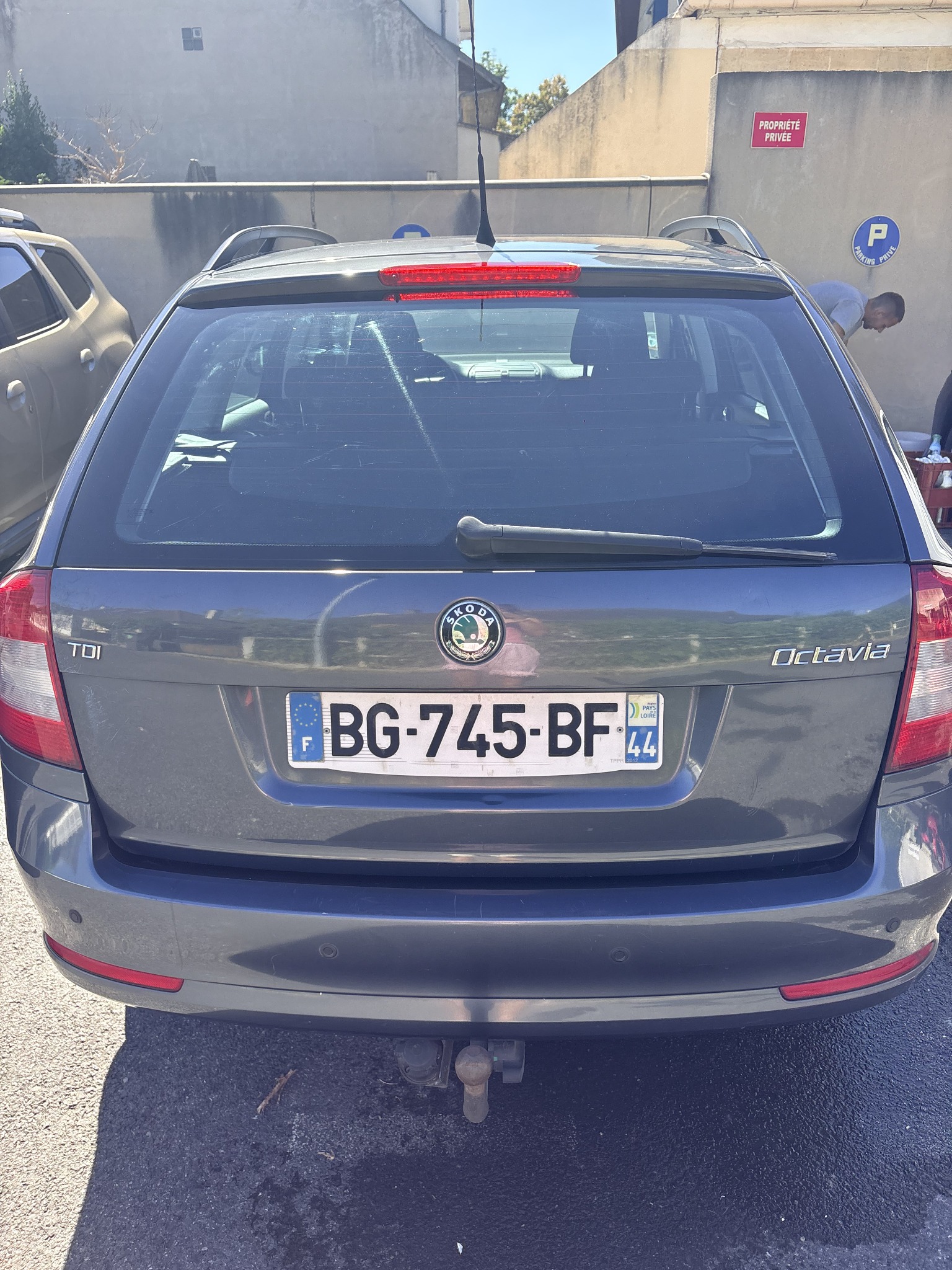 Škoda Octavia break — arrière nettoyé, vitres et feux dépollués