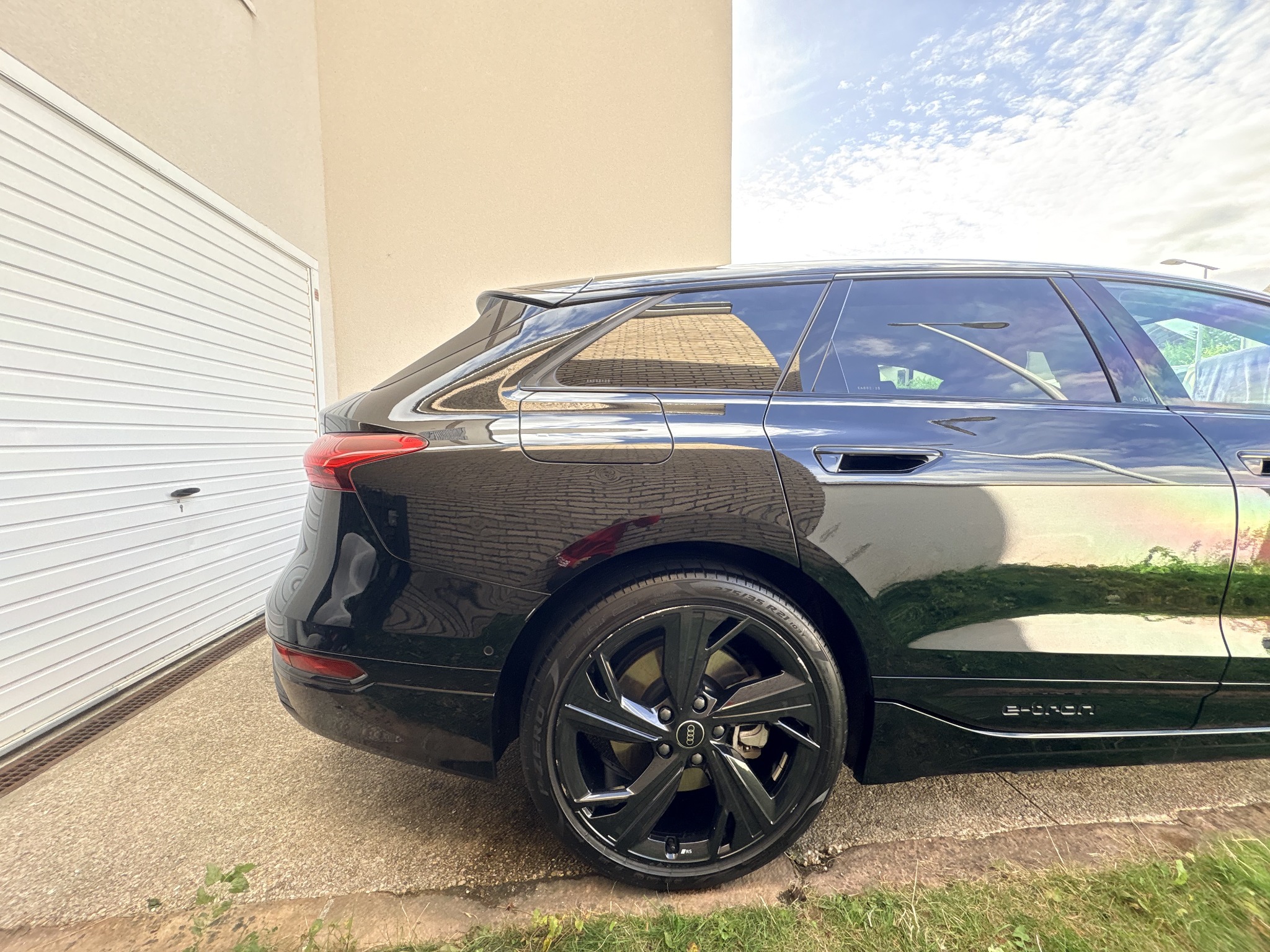 Arrière trois-quarts d'une Audi A6 e-tron, jante et bas de caisse e-tron