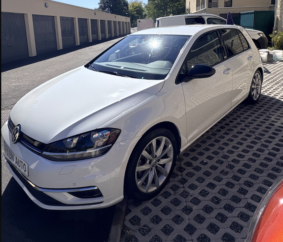 Volkswagen Golf 7 blanche — trois-quarts avant après nettoyage complet