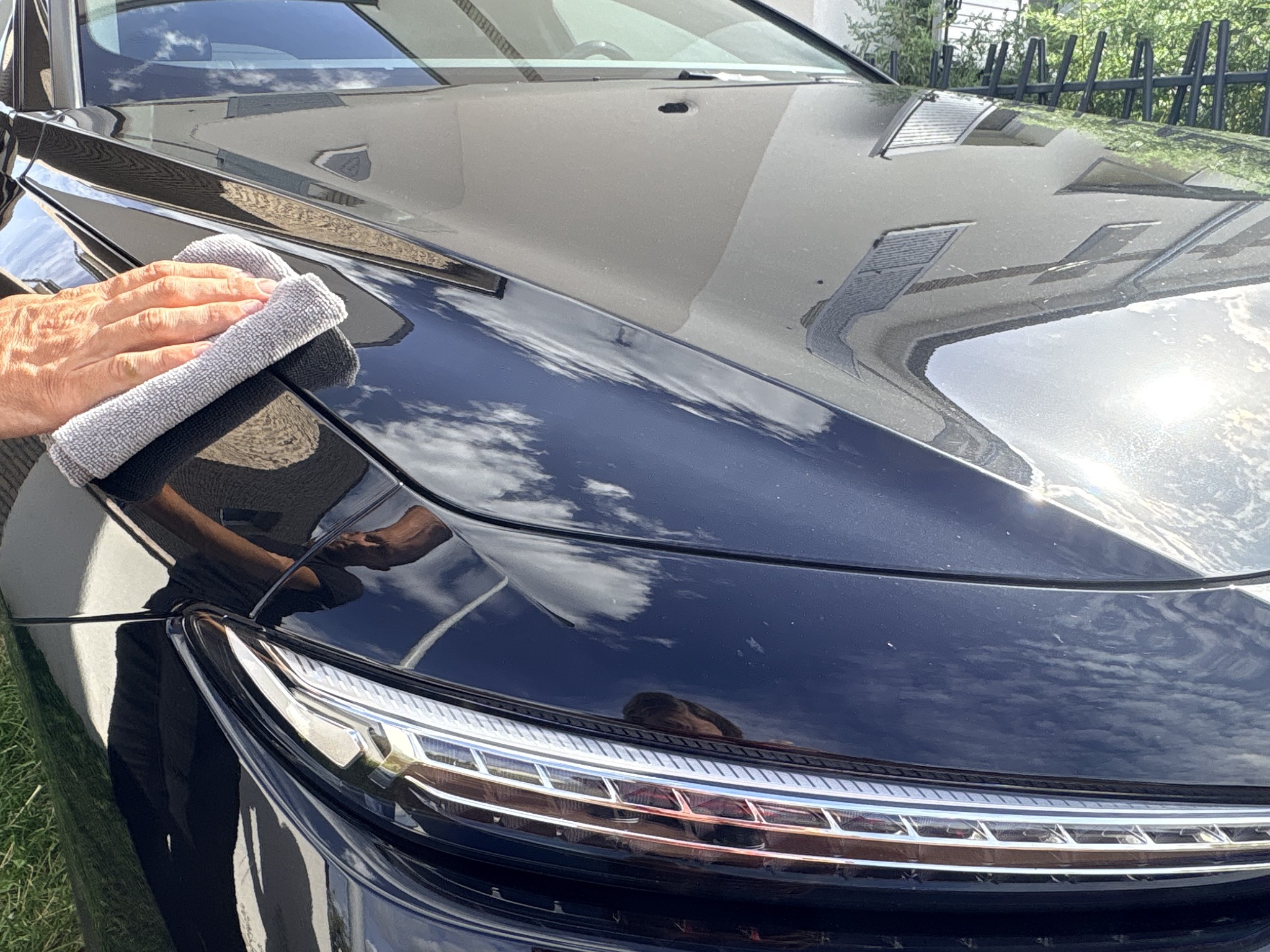 Séchage du capot d'une Audi A6 e-tron au chiffon microfibre
