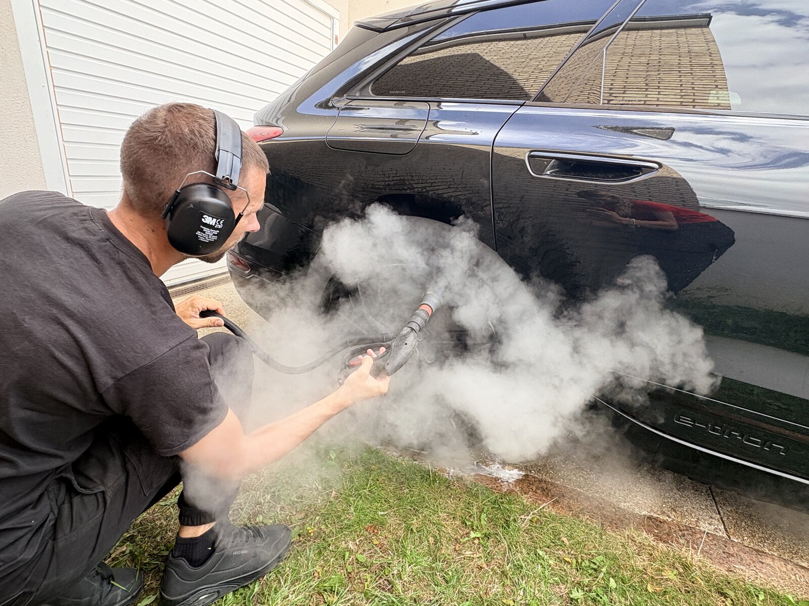 Nettoyage à la vapeur du passage de roue d'un SUV