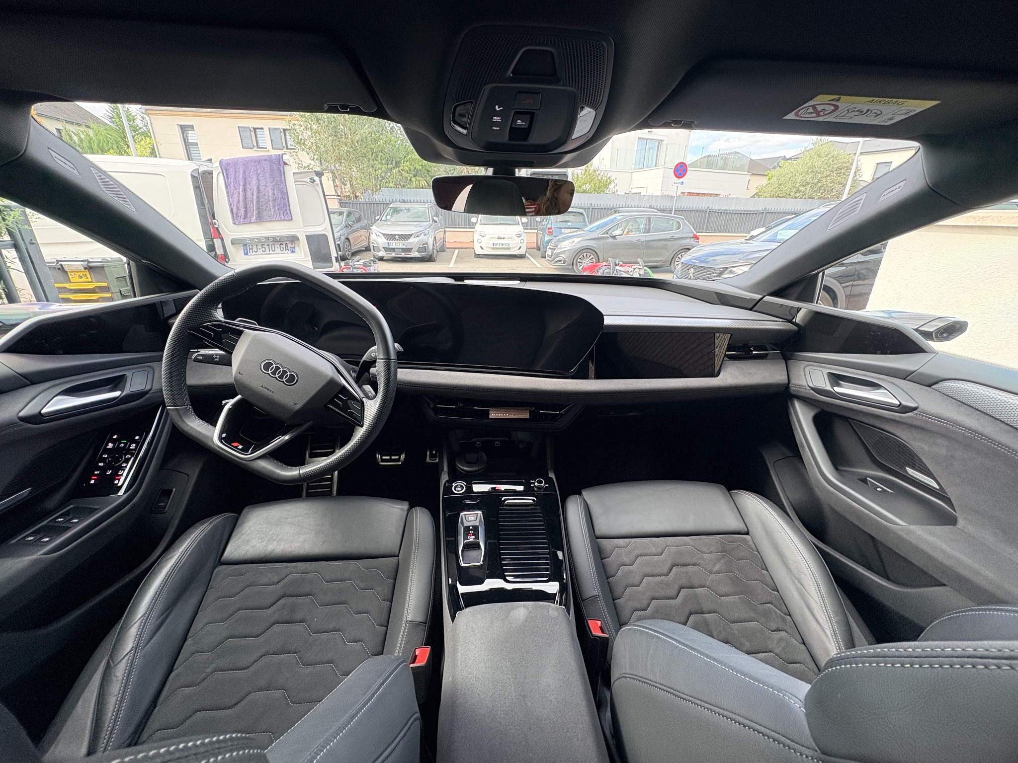 Poste de conduite d'une Audi A6 e-tron nettoyé en détail