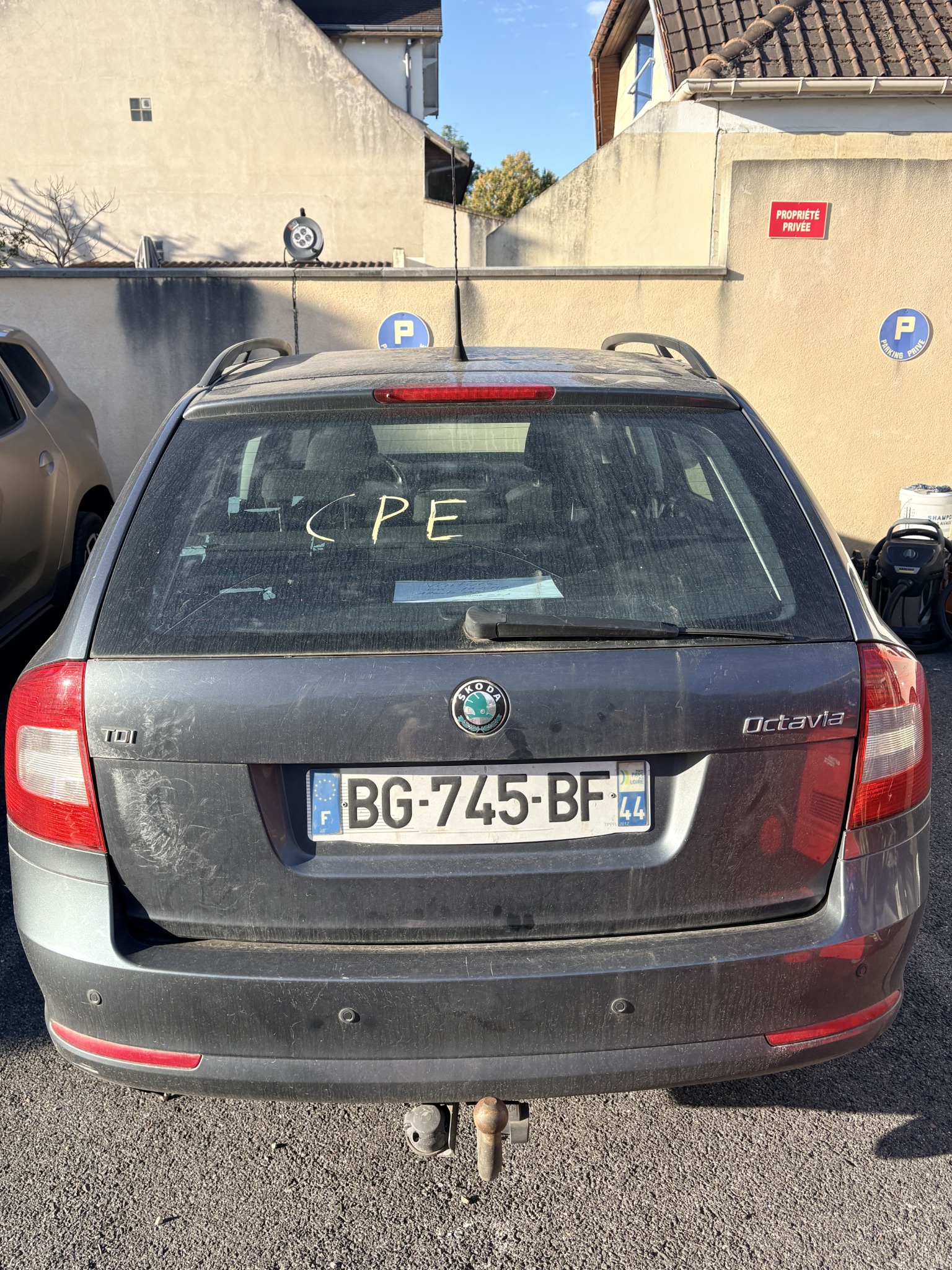 Škoda Octavia break — lunette arrière et hayon recouverts de poussière avant le nettoyage