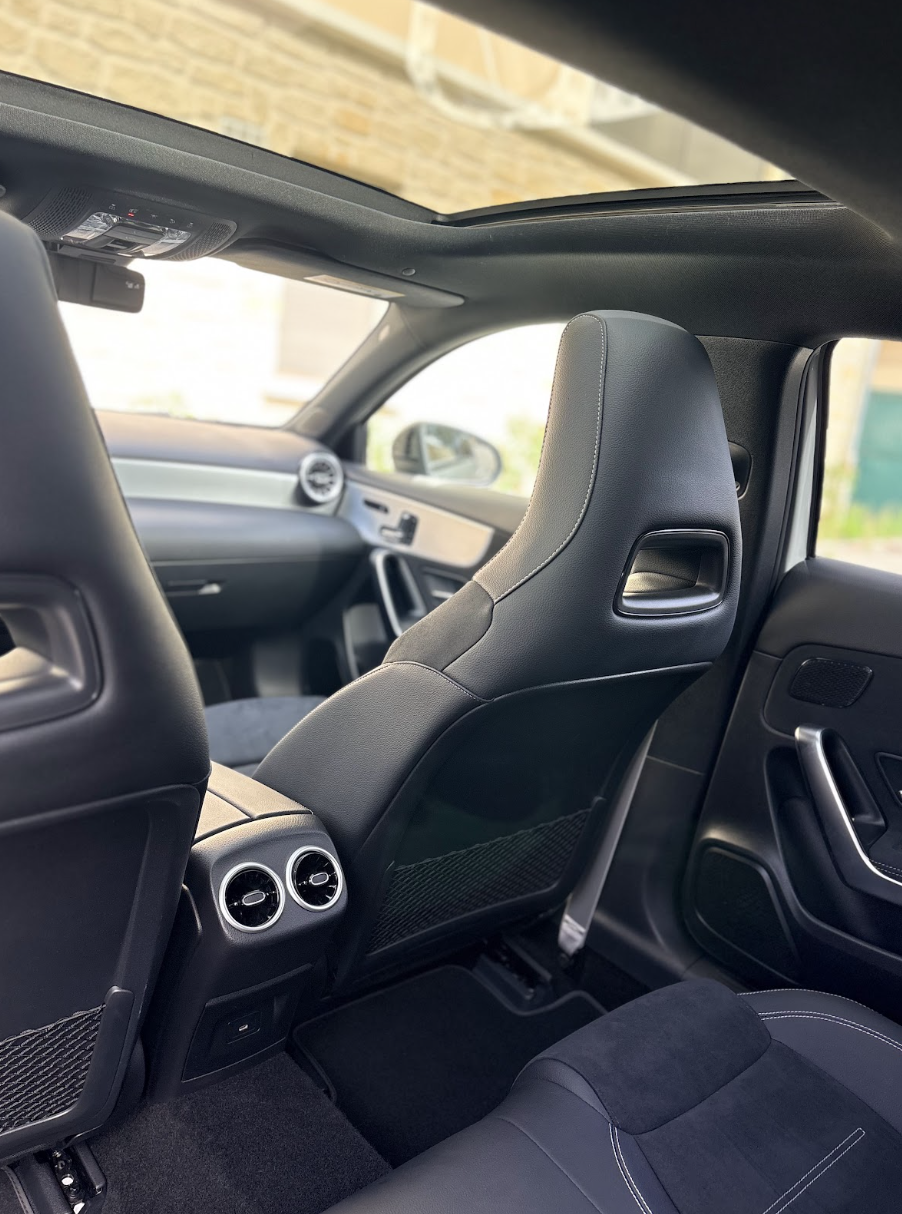 Habitacle arrière et toit panoramique de la Mercedes Classe A