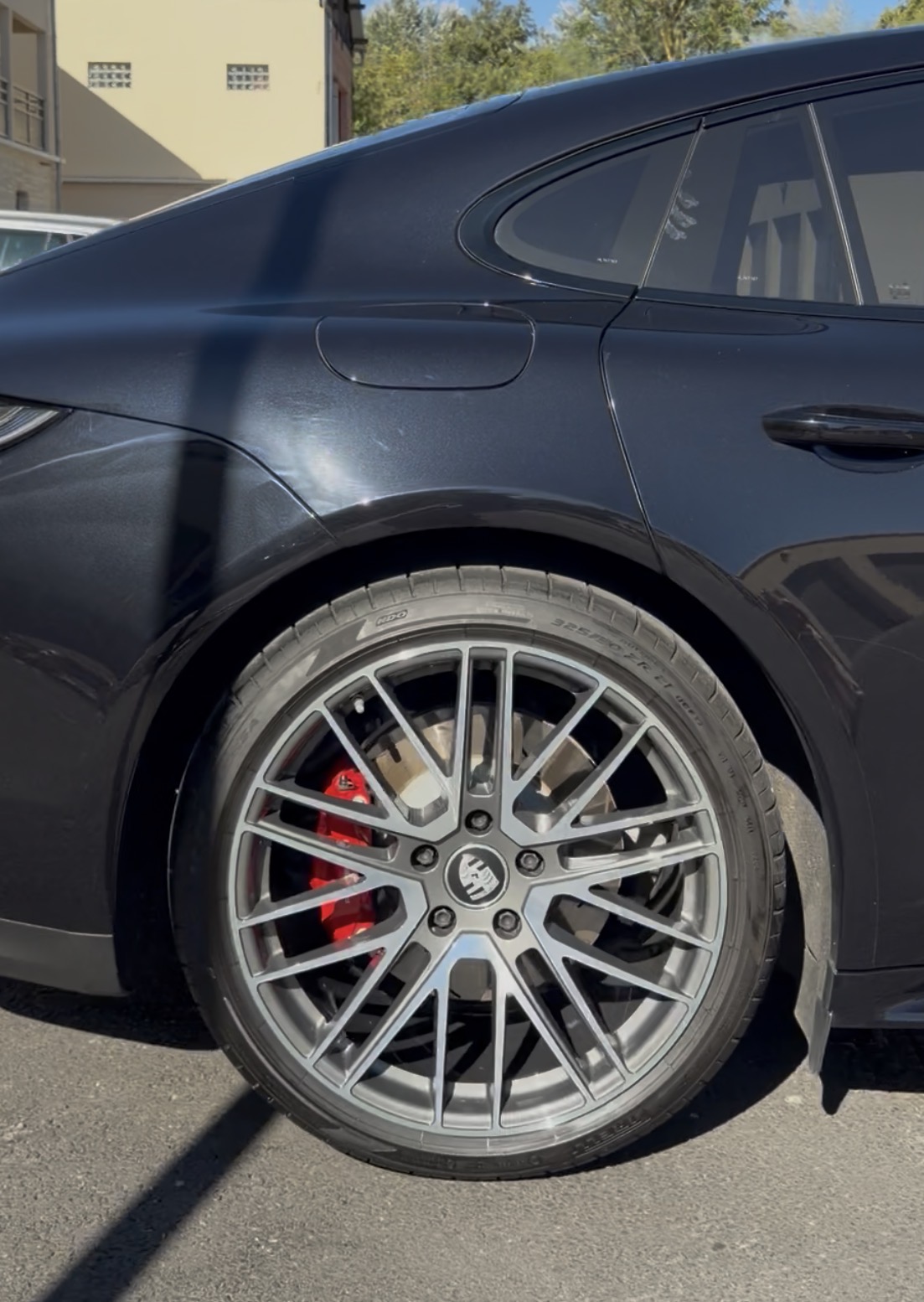Jante arrière et carrosserie brillante de la Porsche Panamera 4S