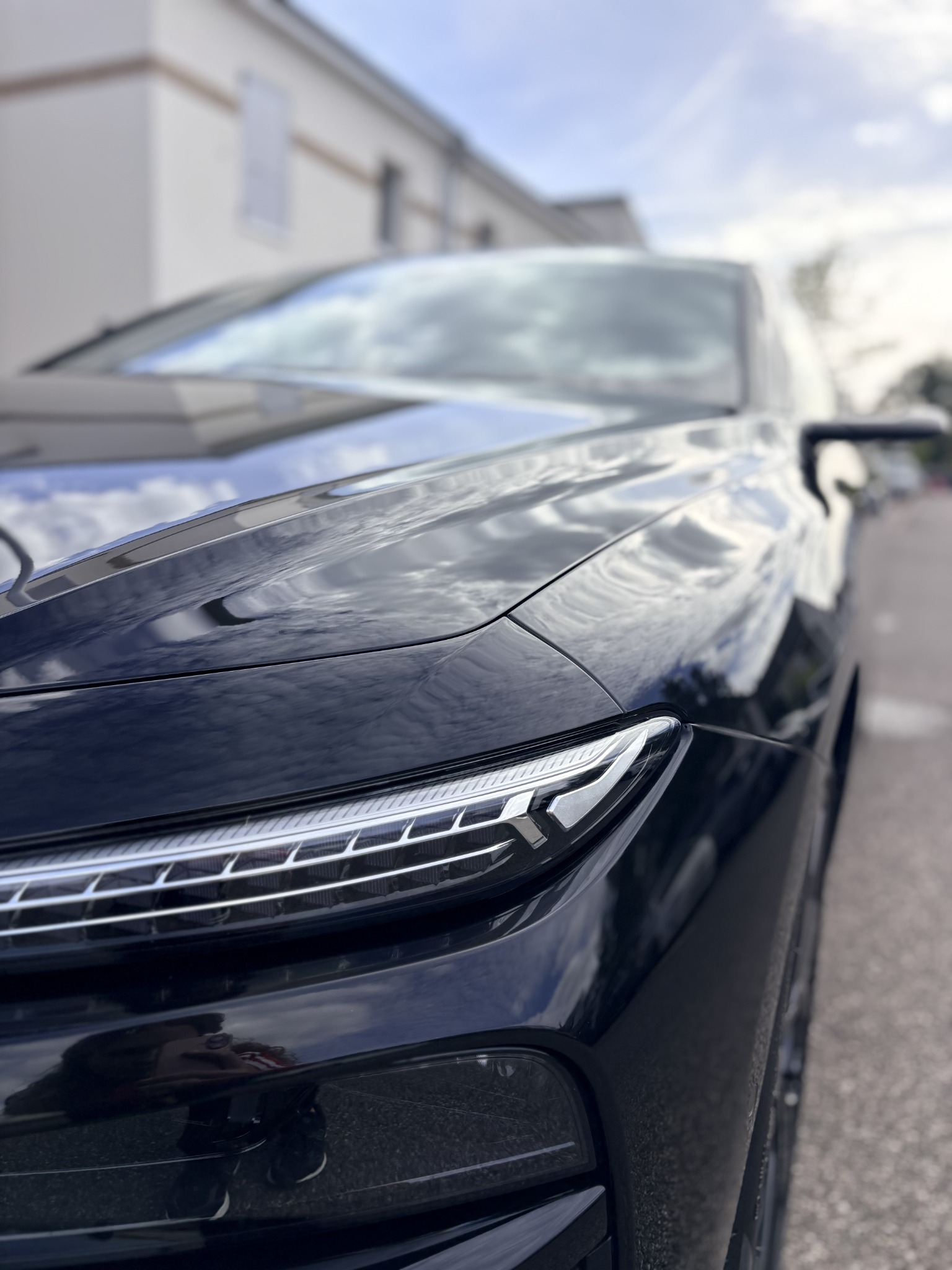 Optique avant et aile d'une Audi A6 e-tron après detailing