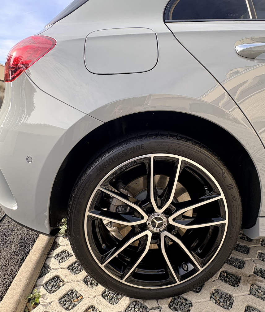 Jante AMG nettoyée de la Mercedes Classe A gris alpin